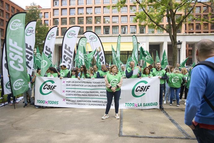 Archivo - Decenas de personas durante una concentración ante la sede del Ministerio de Sanidad, a 14 de mayo de 2025, en Madrid (España). La manifestación coincide con una reunión entre el Ministerio de Sanidad y sindicatos para negociar la carrera profes