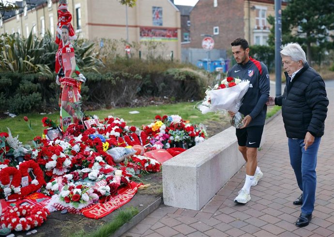 Enrique Cerezo y Koke depositan un ramo de flores rojiblancas en el espacio memorial en recuerdo a Diogo Jota, en Anfield