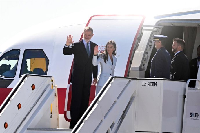 El Rey Felipe y la Reina Letizia durante la despedida oficiada en el Pabellón de Estado de la Terminal T-4, en el Aeropuerto Adolfo Suárez Madrid-Barajas, a 16 de septiembre de 2025, en Madrid (España). Este viaje se enmarca dentro de las excelentes relac