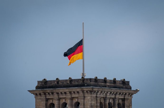 Archivo - 22 April 2025, Berlin: One of the German flags on the Reichstag building flies at half-mast in the morning against the backdrop of the Reichstag dome. Germany's Interior Minister Nancy Faeser has instructed all supreme federal authorities to low