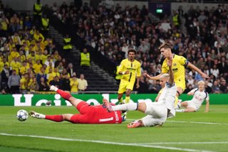 16 September 2025, United Kingdom, London: Tottenham Hotspur's Lucas Bergvall (R) shoots leading to an own goal by Villarreal's Luiz Junior during the UEFA Champions League soccer match between Tottenham Hotspur and Villarreal at the Tottenham Hotspur Sta