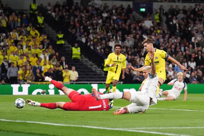 16 de setembro de 2025, Reino Unido, Londres: Lucas Bergvall (dir.), do Tottenham Hotspur, chuta para um gol contra de Luiz Junior, do Villarreal, durante a partida de futebol da Liga dos Campeões da UEFA entre Tottenham Hotspur e Villarreal no Tottenham 