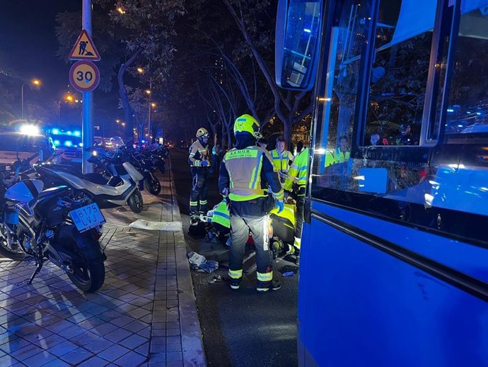 Sucesos.- En estado grave un hombre de 60 años tras ser atropellado por un autobús urbano en el Paseo de la Castellana