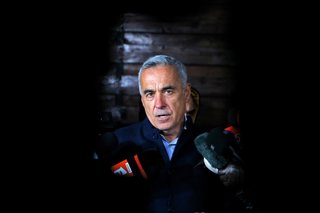 Archivo - IZVORANI (ROMANIA), Nov. 26, 2024  -- Independent candidate Calin Georgescu speaks to the media in front of his residence in Izvorani village, near Bucharest, Romania, on Nov. 26, 2024. Independent candidate Calin Georgescu and Elena Lasconi, le