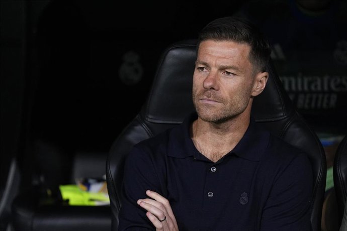 El entrenador del Real Madrid, Xabi Alonso, en el partido ante el Olympique de Marsella en el Estadio Santiago Bernabéu.
