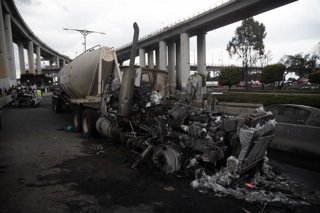 Archivo - El camión cisterna accidentado, tras la extinción del fuego, en Ciudad de México, México.