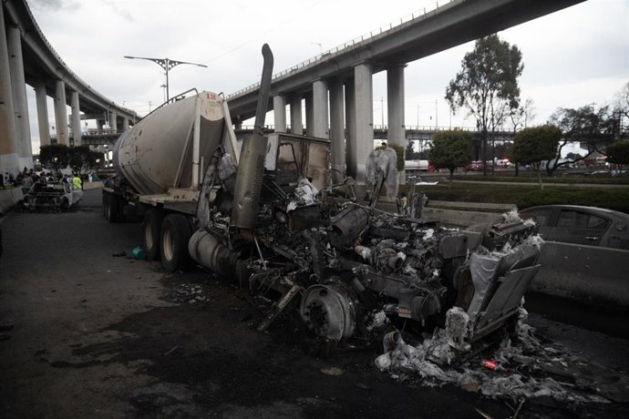 Archivo - El camión cisterna accidentado, tras la extinción del fuego, en Ciudad de México, México.