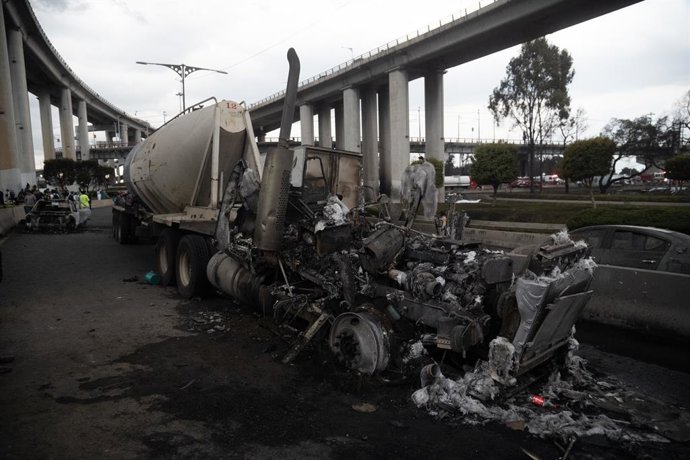 Um caminhão queimado é visto no local da explosão que ocorreu quando um caminhão-tanque de gás capotou, causando o trágico acidente que deixou 70 pessoas feridas, três mortas e duas não identificadas na Calzada Ignacio Zaragoza, perto da Puente de la Conc