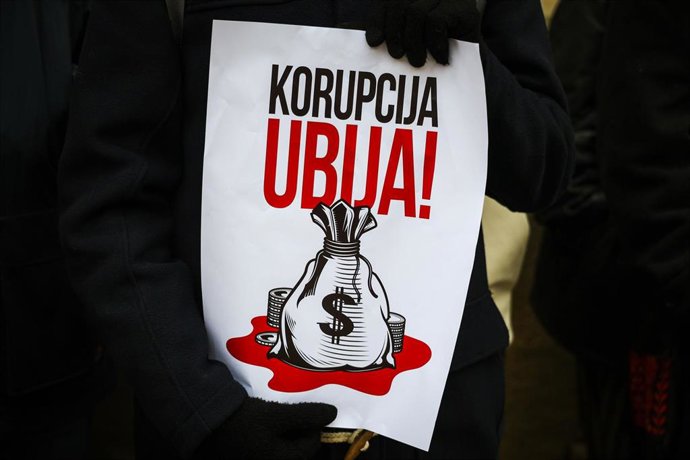 Archivo - Un estudiante serbio muestra una pancarta contra la corrupción en una protesta a raíz del derrumbamiento de una marquesina en la estación de Novi Sad que mató a 16 personas