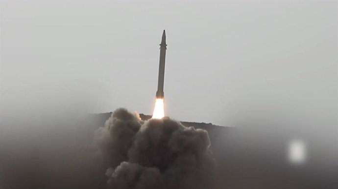 Archivo - SANAA, 26 de junho de 2024 -- A captura de tela de um vídeo divulgado pelo grupo Houthi do Iêmen em 26 de junho de 2024 mostra que um míssil hipersônico é lançado de uma área desértica não revelada no Iêmen. O grupo Houthi do Iêmen disse na quar
