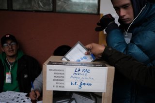 Archivo - August 17, 2025, La Paz, La Paz, Bolivia: A woman casts her ballot in Boliviaâ€s presidential election.