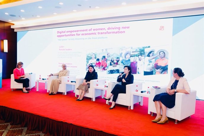 Song Tingting (second from right), Vice President of Kuaishou, speaks on empowering women through economic transition at the 2025 China-Germany Sustainable Development Forum in Beijing.