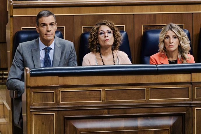 (I-D) El presidente del Gobierno, Pedro Sánchez; la vicepresidenta primera y ministra de Hacienda, María Jesús Monteo y la vicepresidenta segunda y ministra de Trabajo, Yolanda Díaz, en el Congreso de los Diputados, en Madrid (España). 