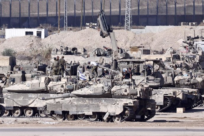 JERUSALÉM, 16 de setembro de 2025 -- Veículos militares israelenses são vistos perto da fronteira sul de Israel com Gaza, em 16 de setembro de 2025. As forças armadas de Israel disseram na terça-feira que lançaram uma "operação terrestre em grande escala"