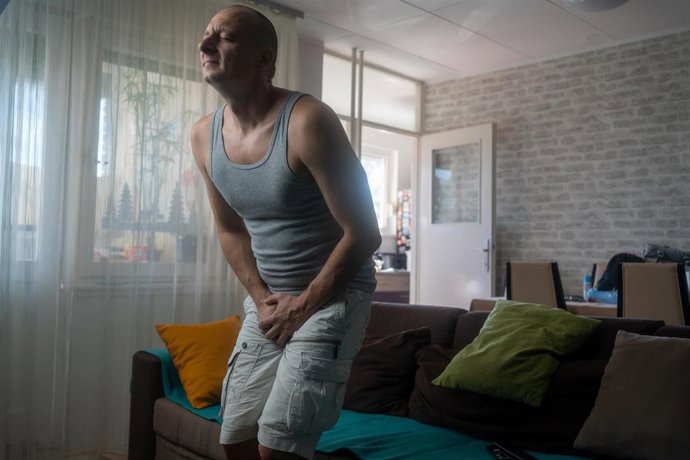 Archivo - Hombre enfermo, cáncer de próstata, inflamación de próstata, eyaculación precoz, problemas de fertilidad, erección o vejiga. Hombre con las manos en la entrepierna, con ganas de orinar: concepto de incontinencia urinaria. Cistitis