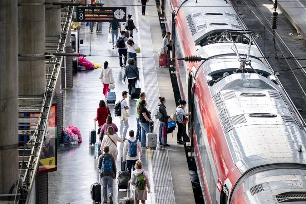 Archivo - Varias personas esperan un AVE en la estación de Atocha-Almudena Grandes en una imagen de archivo