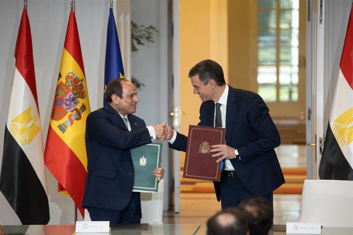 Archivo - El presidente del Gobierno, Pedro Sánchez (d), y el presidente de Egipto, Abdelfatah al-Sisi (i), firman un acuerdo durante un encuentro, en el Palacio de la Moncloa, a 19 de febrero de 2025, en Madrid (España). Al-Sisi ha visitado España con el