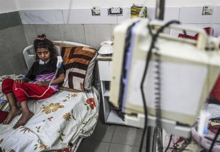 Archivo - GAZA, June 3, 2025  -- A sick Palestinian child is pictured at the Al-Rantisi Children's Hospital in Gaza City on June 2, 2025.