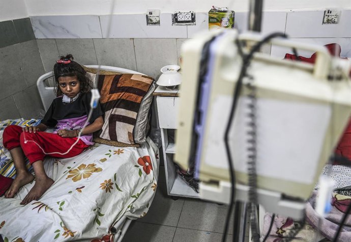 Archivo - GAZA, 3 de junho de 2025 -- Uma criança palestina doente é fotografada no Hospital Infantil Al-Rantisi, na Cidade de Gaza, em 2 de junho de 2025.