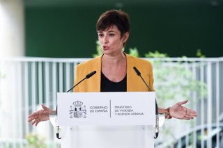 Archivo - La ministra de Vivienda y Agenda Urbana, Isabel Rodríguez, comparece tras una visita a una promoción de 77 viviendas en Madrid financiadas a través del Plan Estatal de Vivienda, a 20 de septiembre de 2024, en Madrid (España). La construcción de 