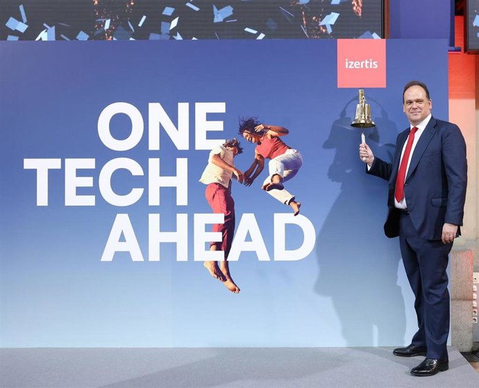 Archivo - El presidente y CEO de Izertis, Pablo Martín, toca la campana por el comienzo de la cotización de la compañía en el Mercado Principal de la Bolsa, en el Palacio de la Bolsa de Madrid, a 4 de julio de 2025, en Madrid (España). La consultora tecno