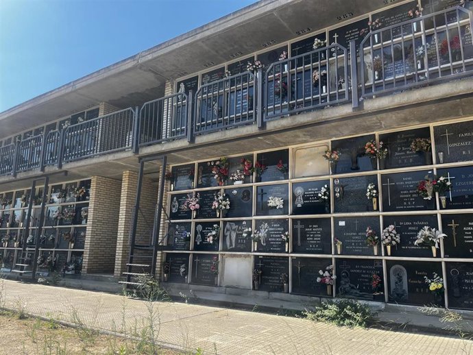 Archivo - Cementerio, lápidas, nichos, tumbas, cementerio de Torrero, Zaragoza