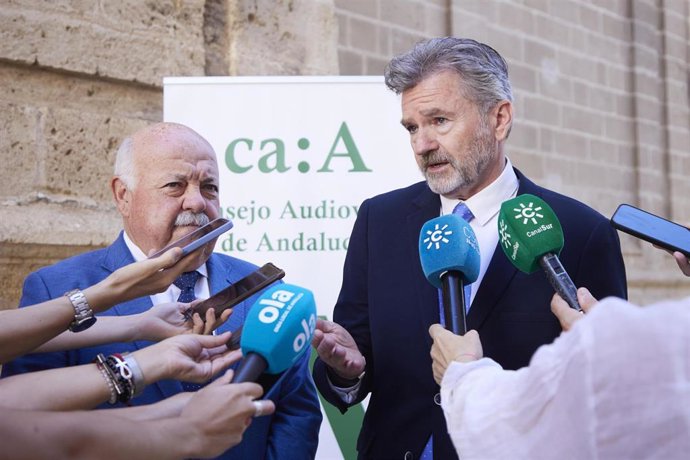 Archivo - El presidente del Consejo Audiovisual de Andalucía, Domi del Postigo (d), atiende a los medios en una foto de archivo junto al presidente del Parlamento andaluz, Jesús Aguirre. IMAGEN DE ARCHIVO.