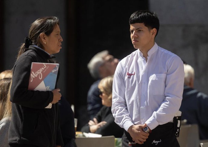 Archivo - Un camarero atiende una mesa en una terraza.