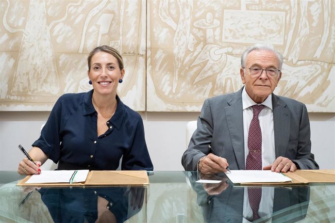 La presidenta de la Junta de Extremadura, María Guardiola, y el presidente de la Fundación La Caixa, Isidro Fainé