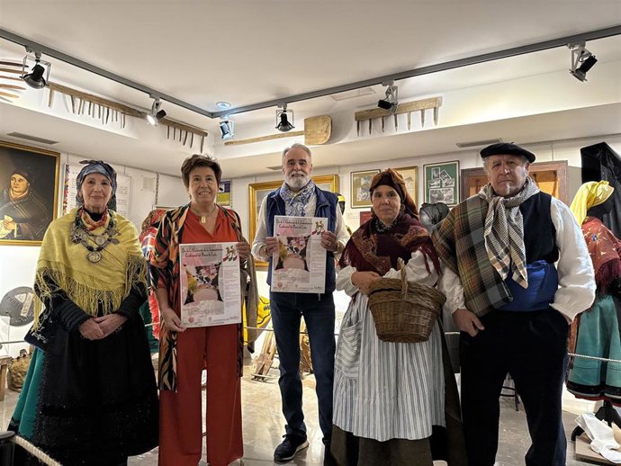 La concejala de Acción y Promoción Cultural, Elena Aguado (segunda por la izquierda) y el propietario de la colección privada del Museo de las Tierras de León, Javier Emperador (centro), promueven el Día de la Exaltación de la Indumentaria Tradicional.