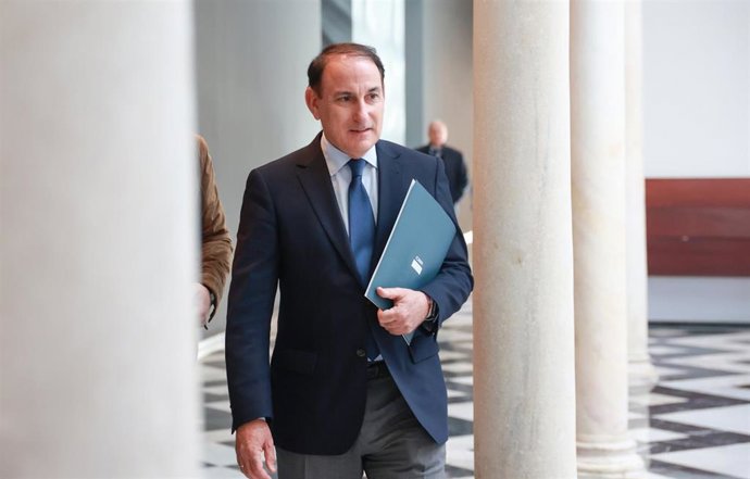 Archivo - El presidente de la Confederación de Empresarios de Andalucía (CEA), Javier González de Lara, a su llegada a la Mesa de Diálogo Social. A 07 de abril de 2025, en Sevilla (Andalucía, España).  (Foto de archivo).