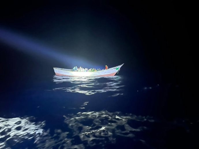 Archivo - Patera rescatada a 4 millas de El Hierro