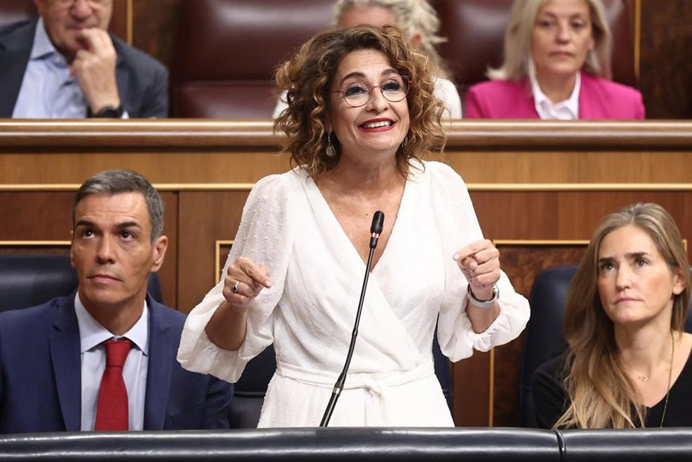 La vicepresidenta primera y ministra de Hacienda, María Jesús Montero, interviene durante una sesión de control al Gobierno en el Congreso de los Diputados, a 17 de septiembre de 2025, en Madrid (España). 