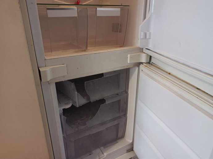 Frigorífico con daños en el piso
