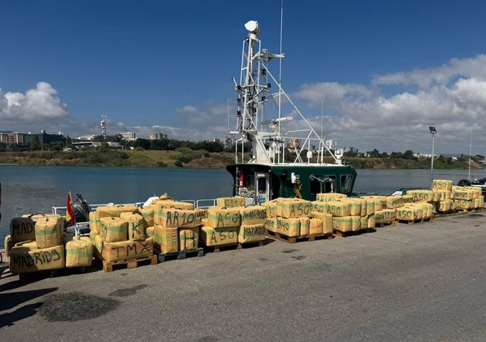 Fardos de hachís recuperados por la Guardia Civil tras abortar un alijo en aguas del Estrecho.