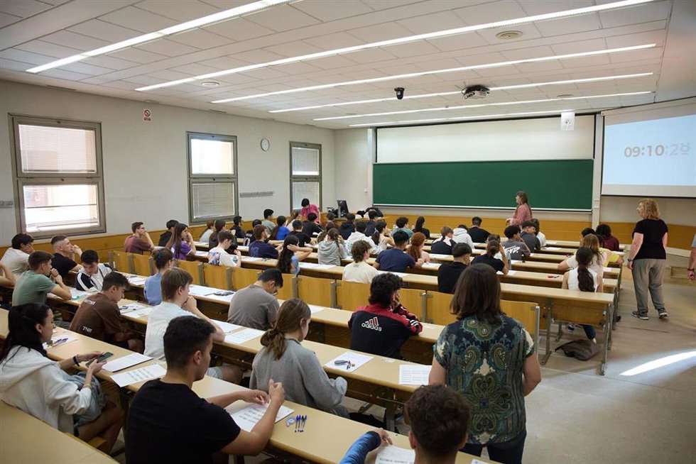 Archivo - Alumnos en un aula al comienzo de un examen, el primer día de la Evaluación de Acceso a la Universidad (EvAU), en la Politécnica de la Universidad de Alcalá de Henares, a 3 de junio de 2024, en Alcalá de Henares, Madrid (España). 