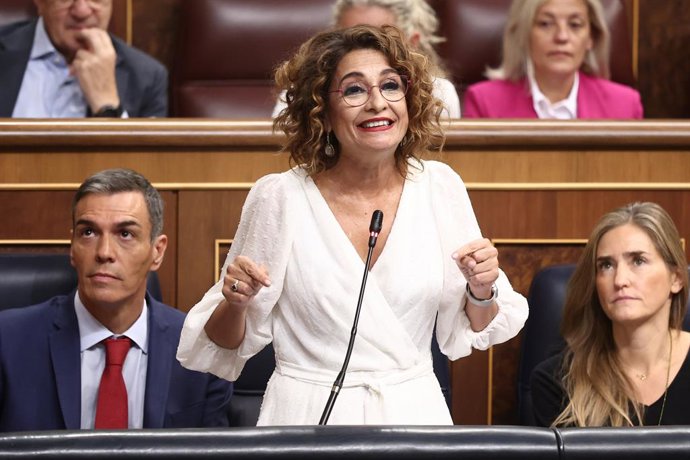 A Primeira Vice-Presidente e Ministra da Fazenda, María Jesús Montero, fala durante uma sessão de controle do Governo no Congresso dos Deputados, em 17 de setembro de 2025, em Madri (Espanha). O Presidente do Governo, Pedro Sánchez, responde