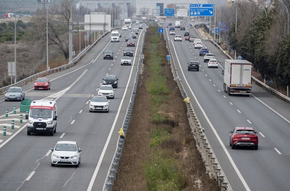 Archivo - Varios vehículos circulan por la A-3, a 3 de enero de 2025, en Madrid (España). 