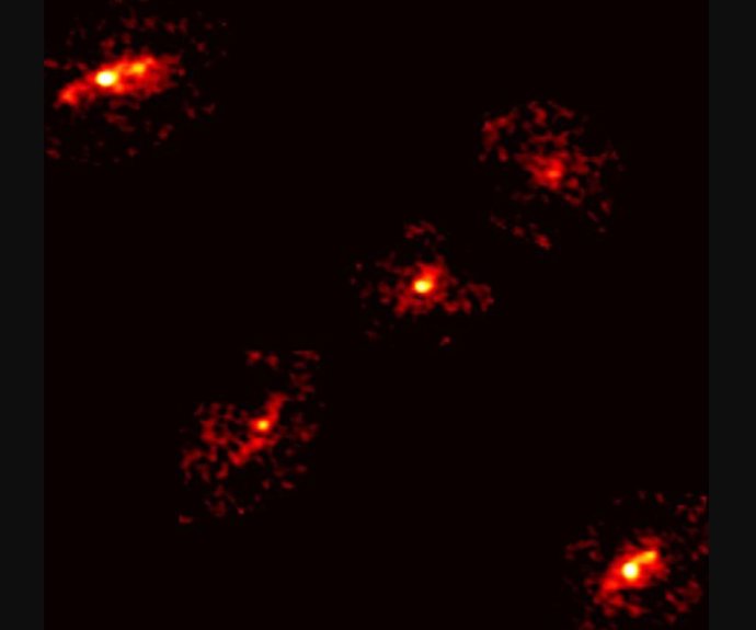 Uma configuração cósmica rara: cientistas descobriram uma cruz de Einstein com cinco pontos de luz em vez dos quatro habituais.