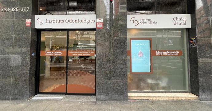 Fachada de la nueva clínica de Institutos Odontológicos en Sants (Barcelona)