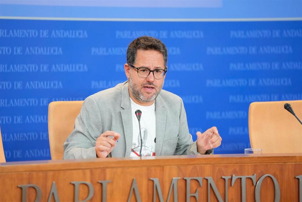 El portavoz de Adelante Andalucía, José Ignacio García, en rueda de prensa en el Parlamento.