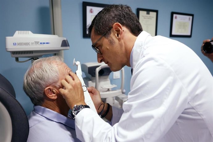 Archivo - Imagen de archivo de un médico y su paciente