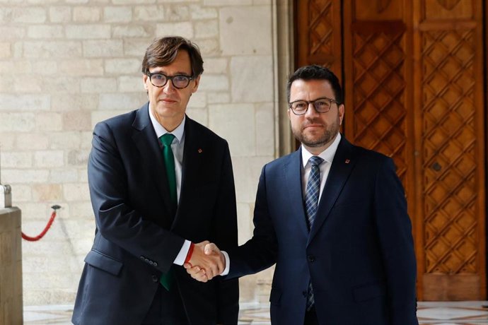 Archivo - El president de la Generalitat de Cataluña, Salvador Illa (i) y el expresident de la Generalitat Pere Aragonès (d), se saludan a su llegada a un encuentro en el Palau de la Generalitat, a 29 de octubre de 2024, en Barcelona, Cataluña (España).