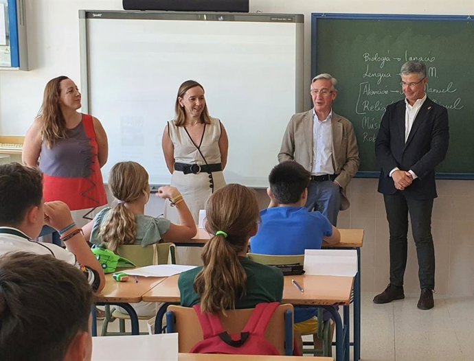 Visita del delegado territorial de Educación y del alcalde de Valencina al IES Las Encinas.