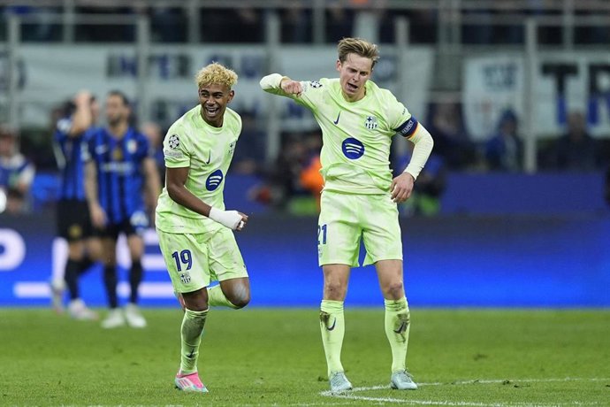 Archivo - Los jugadores del FC Barcelona Lamine Yamal y Frenkie de Jong celebrando un gol frente al Inter de Milán.