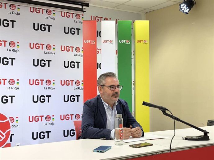 El secretario general de UGT La Rioja, Jesús Izquierdo,en un desayuno informativo en Logroño