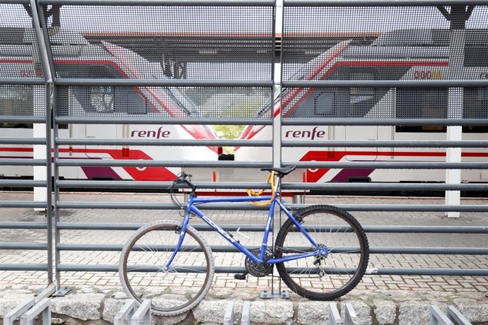 Archivo - Una bicicleta atada a una de las verjas de la estación de cercanías de Valdemoro  