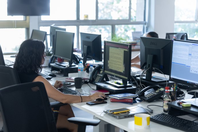 Varias personas en una oficina, a 28 de julio de 2025, en Madrid (España).