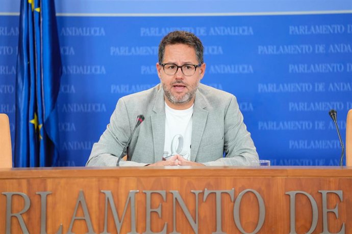 El portavoz de Adelante Andalucía, José Ignacio García, en rueda de prensa en el Parlamento.