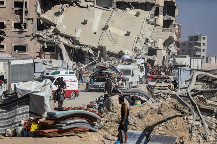 16 de setembro de 2025, Cidade de Gaza, Faixa de Gaza, Território Palestino: Palestinos deslocados sentam-se no chão do lado de fora do Hospital Al-Quds, no bairro Tel al-Hawa da Cidade de Gaza, fugindo dos ataques israelenses e procurando abrigo na Cidad